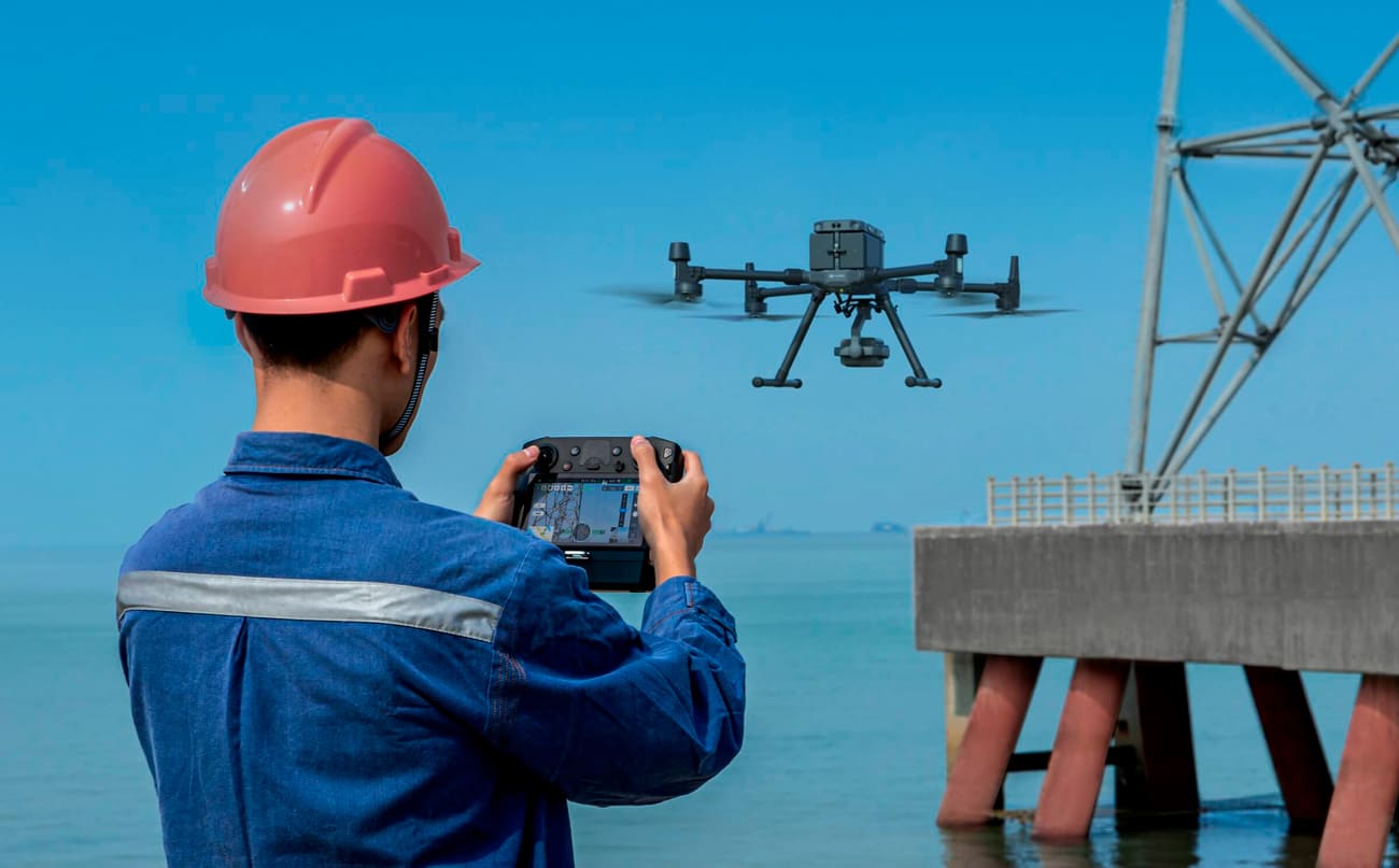vigilancia con drones es realizado por un piloto que vuela el dron
